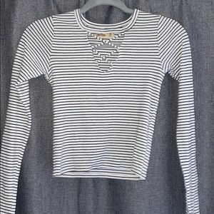 🦋Ribbed Hollister shirt